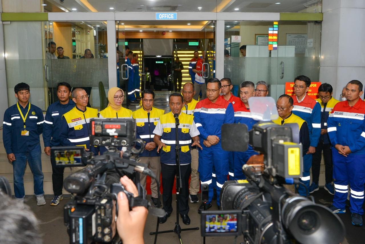 Menteri Energi dan Sumber Daya Mineral (ESDM) Bahlil Lahadalia memberikan keterangan pers kepada wartawan.
