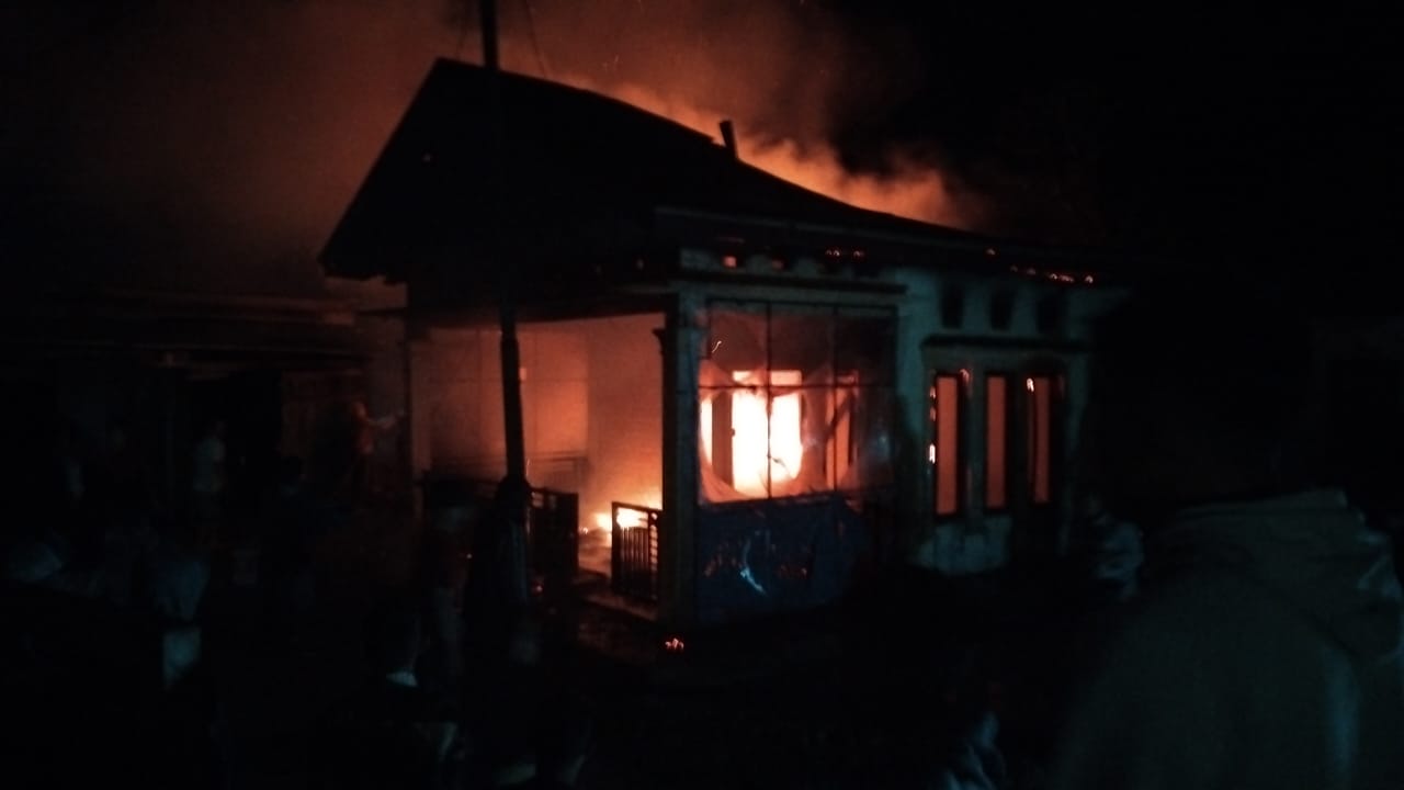 Kebakaran hebat melanda sebuah rumah di Aia Batumbuak, Kabupaten Solok, Sabtu dini hari (3/1/2026).