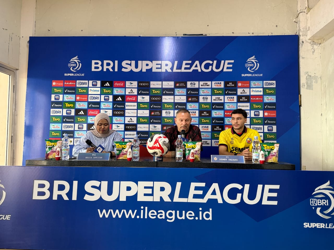 Pelatih Semen Padang FC, Dejan Antonic saat memberikan keterangan pada konferensi pers jelang pertandingan, Sabtu (3/1/2026).