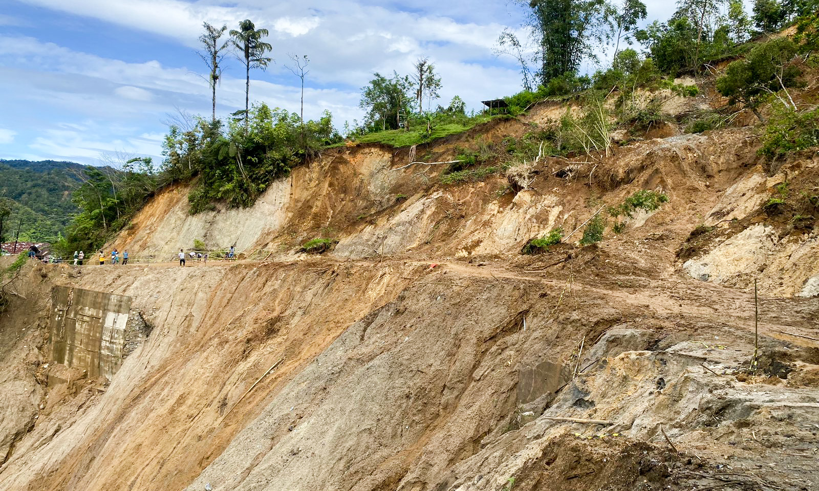 Jalur Bukittinggi-Maninjau via Sungai Landia terputus total akibat longsor Sabtu pagi (3/1/2026). (Foto: Satlantas Polresta Bukittinggi)