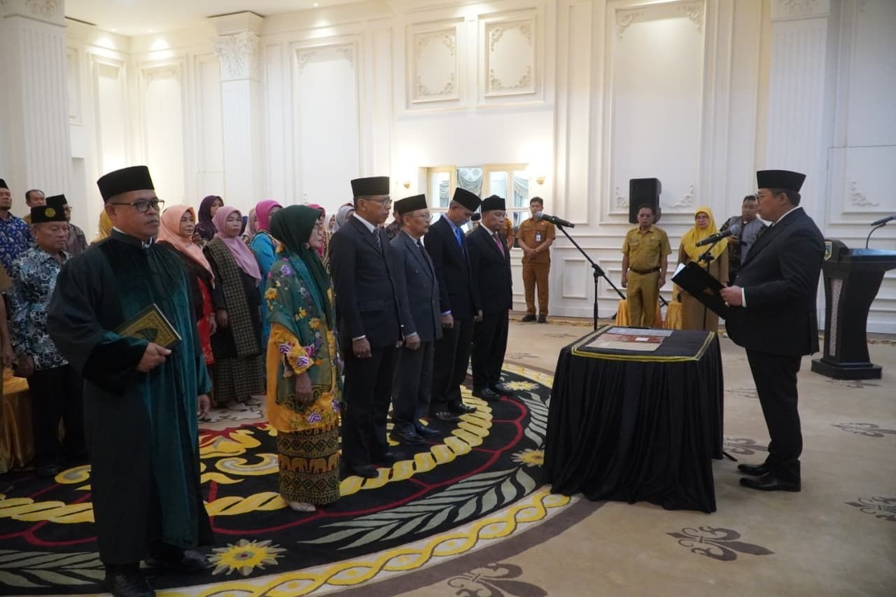Wali Kota Padangpanjang Hendri Arnis melantik pimpinan Baznas Padangpanjang periode 2025&ndash;2030, baru-baru ini.