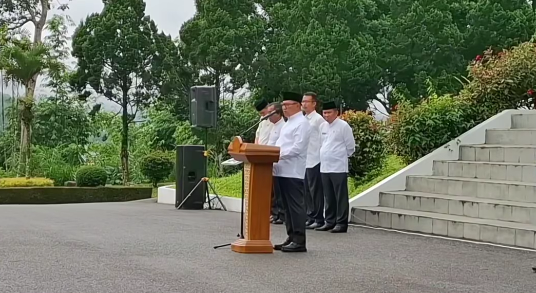 Wali Kota Bukittinggi Ramlan Nurmatias memberikan arahan saat apel gabungan ASN di halaman Balai Kota Bukittinggi, Jumat (2/1).