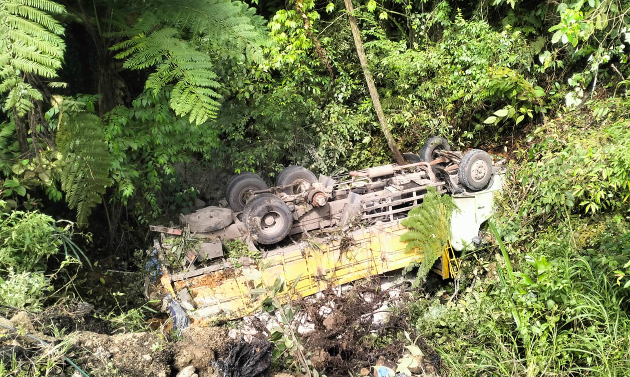 Truk pengangkut semen terjun ke jurang di Panorama II Sitinjaulauik Padang, Sabtu (3/1/2026). Polisi memastikan sopir selamat dan lalu lintas Padang&ndash;Solok lancar.