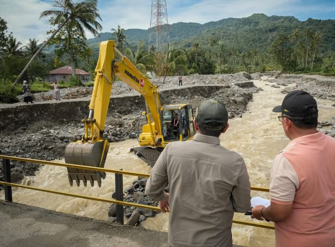 Bupati Eka Putra melihat proses pembersihan material di kawasan bencana di Guguak Malalo.(Foto: Prokopim)