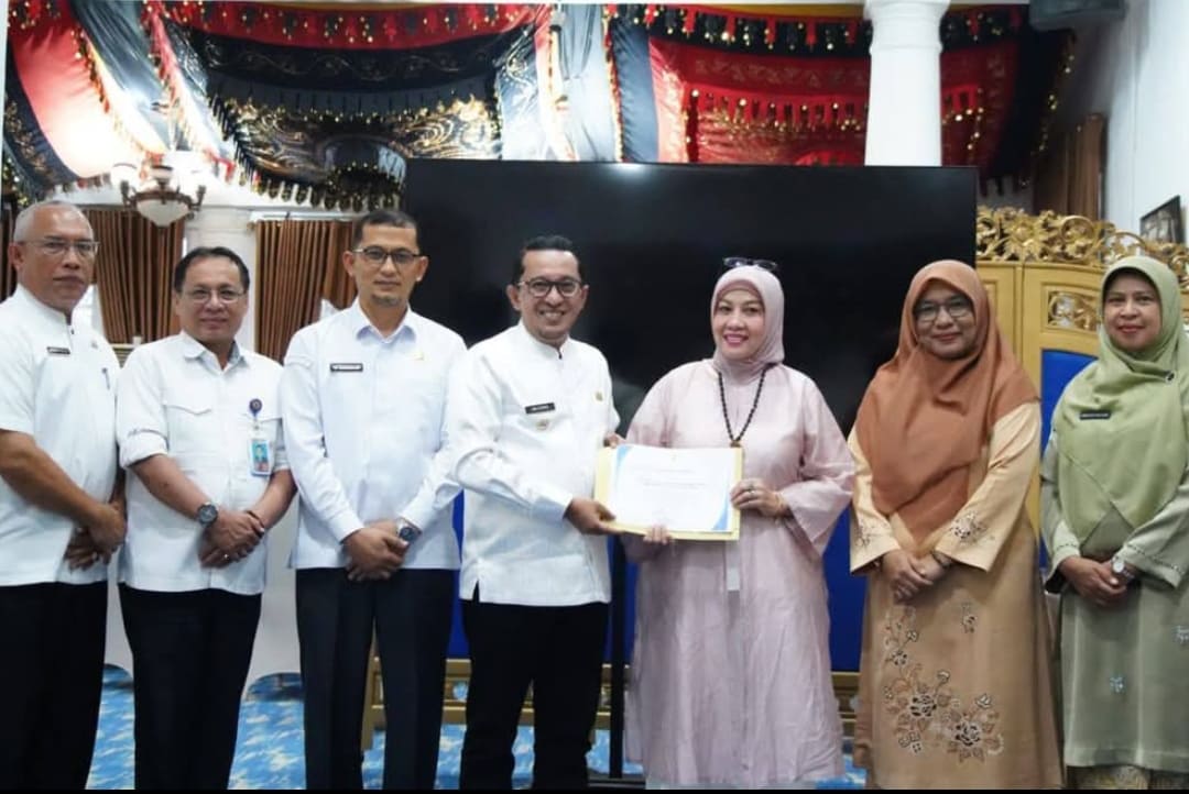 Bupati Eka Putra saat menerima bantuan untuk pemulihan korban bencana Tanahdatar di Gedung Indojolito Batusangkar. (Foto: Prokopim)