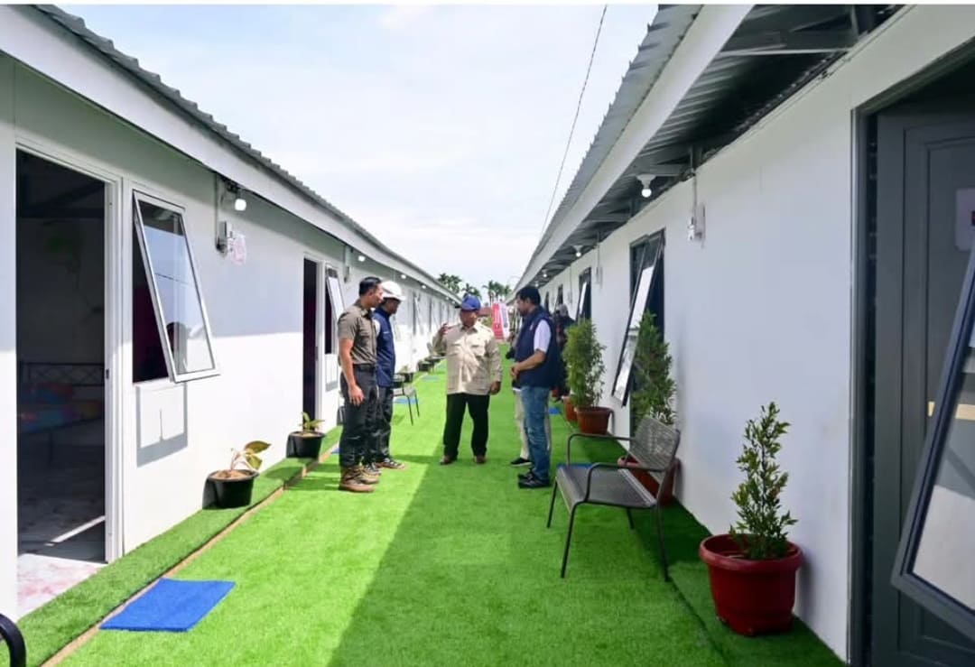 Presiden Prabowo Subianto meninjau perkembangan pembangunan Huntara Danantara di Aceh Tamiang, Kamis (1/1/2026).(Foto: Setkab)