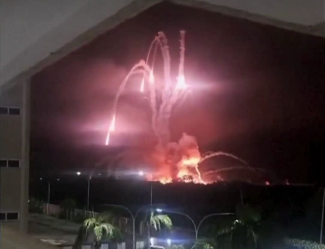 Ledakan dan asap membubung di Venezuela dan AS tangkap Presiden Nicolas Maduro.(Foto: SS Video AP)