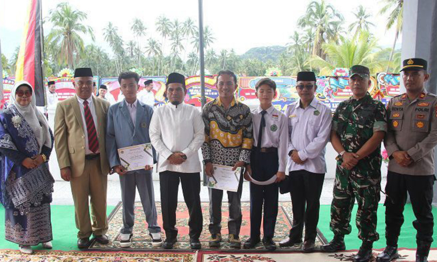 Kemenag Kabupaten Solok beri penghargaan Ayah Hebat kepada orang tua siswa madrasah berprestasi pada peringatan Hari Amal Bhakti 2026 tingkat Kabupaten Solok.