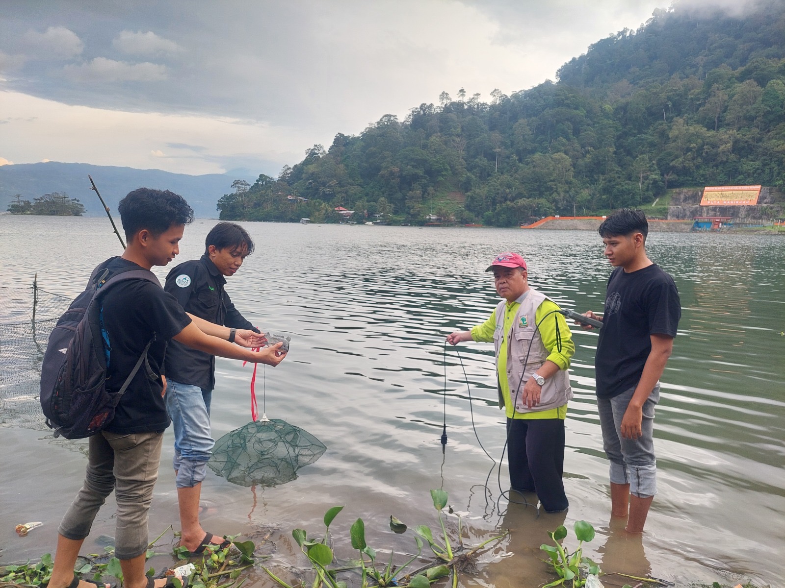 Tim peneliti sedang melakukan pengambilan sampel di Danau Maninjau, pascabanjir