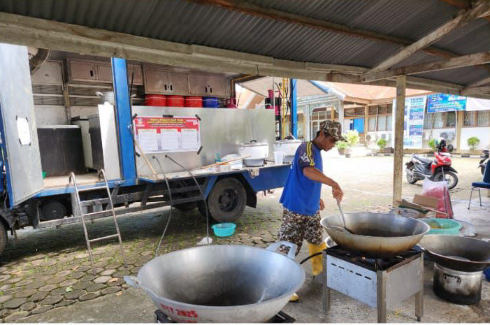 Dinsos Padang dirikan dapur umum di Pauh layani warga terdampak banjir Batu Busuk. Sebanyak 300 porsi makanan disiapkan per hari bagi korban.