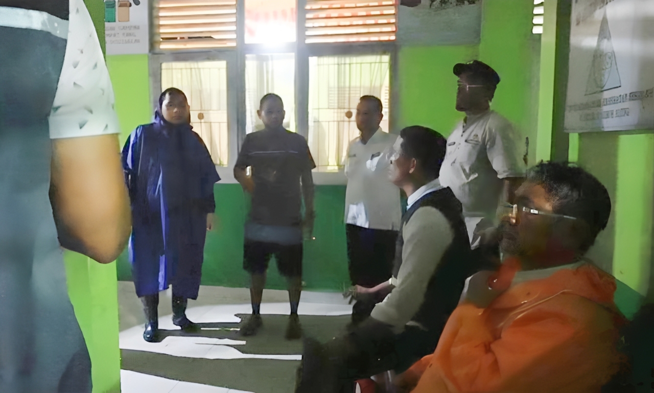 Bupati JKA didampingi Sekkab Rudy R Rilis, meninjau kondisi SDN 19 Surantih yang akan dijadikan tempat pengungsian warga Surantiah yang terdampak banjir. (Foto: Diskominfo Padangpariama)