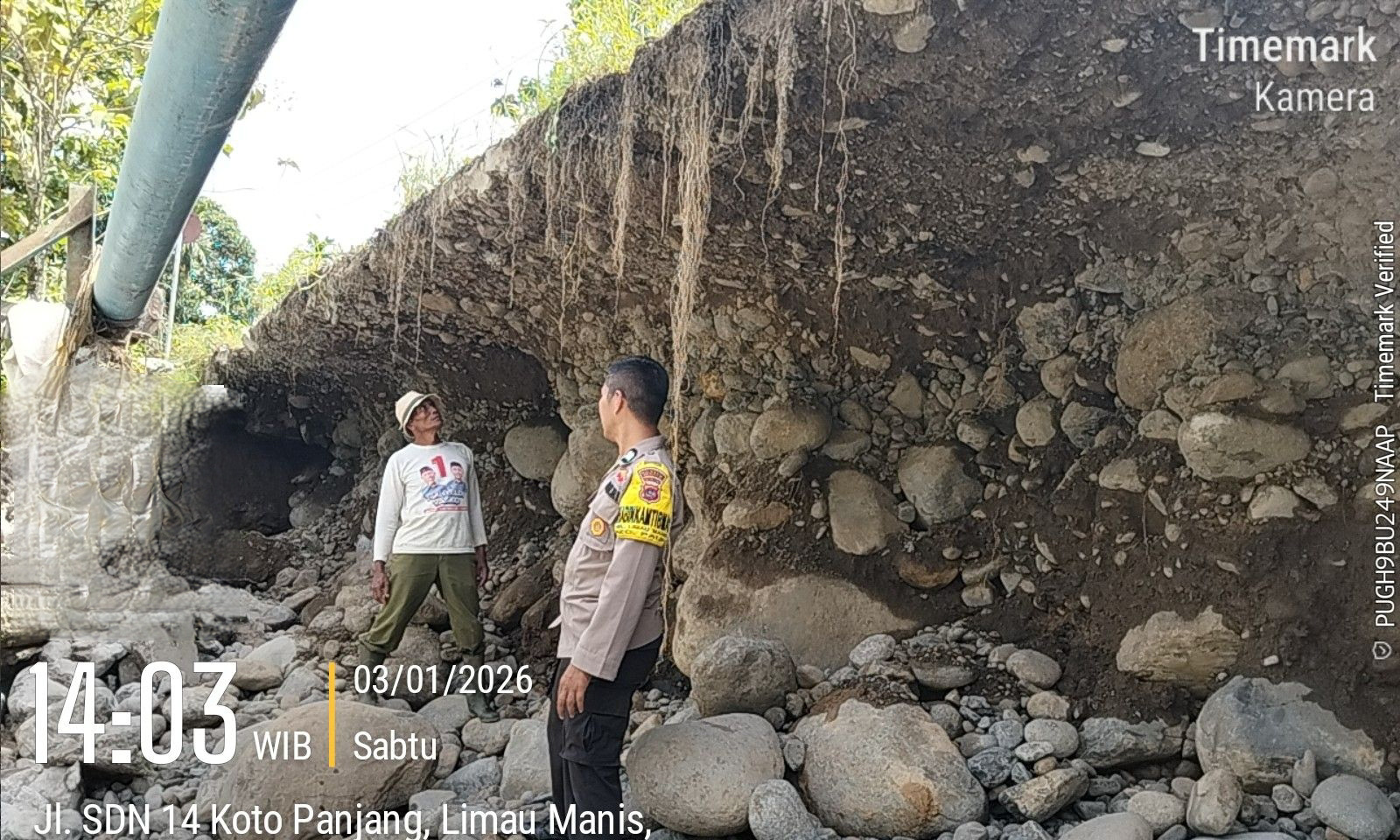 Hujan deras di Padang kikis jalan dekat SDN 14 Koto Panjang, Pauh. Akses ditutup sementara, Sabtu (3/1/2026).
