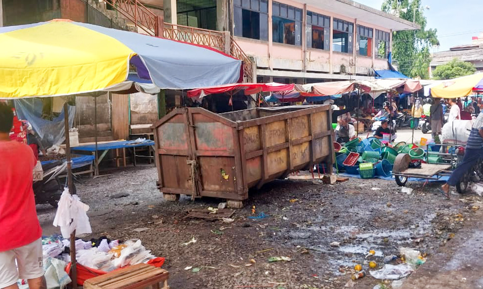 Kebersihan Pasar Raya Padang dikeluhkan pedagang dan pengunjung akibat minim serta rusaknya bak sampah dan fasilitas sanitasi, Sabtu (3/1/2026). (Foto: Mengki Kurniawan/Padeks)
