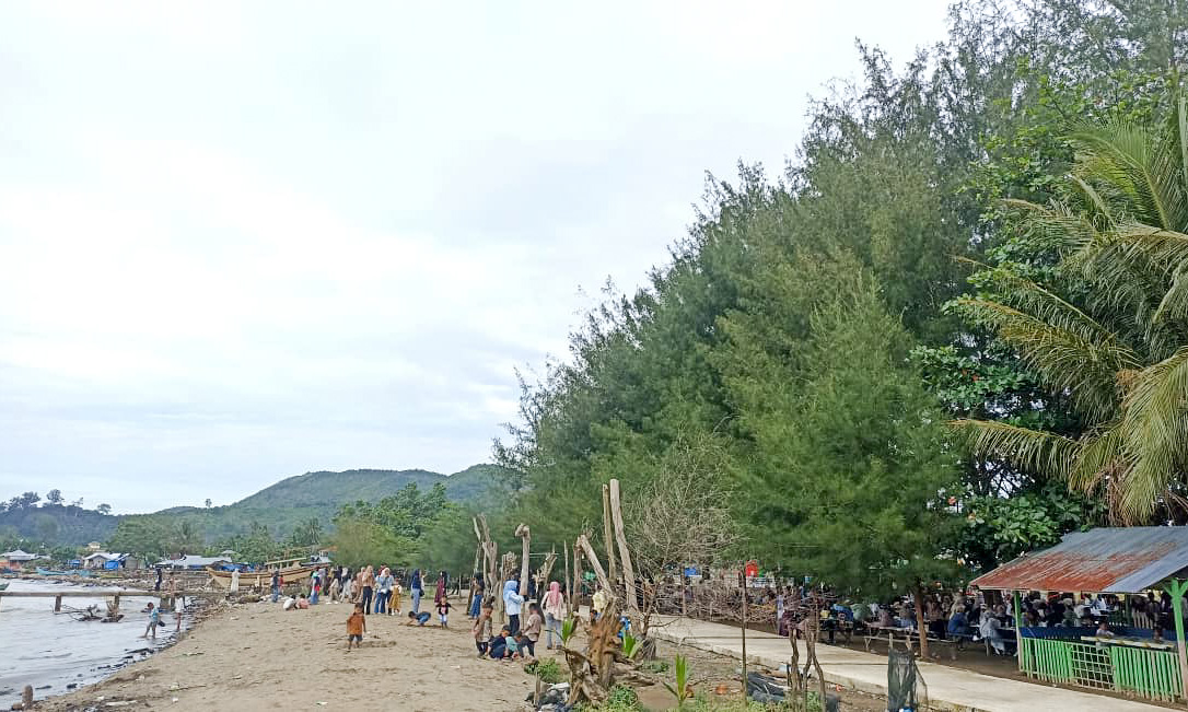 Pantai Air Bangis kembali ramai akhir pekan meski sempat banjir. Cuaca membaik, wisata normal, pedagang terbantu di Sungai Beremas, Pasaman Barat. (F: Fadli Z/Padeks)