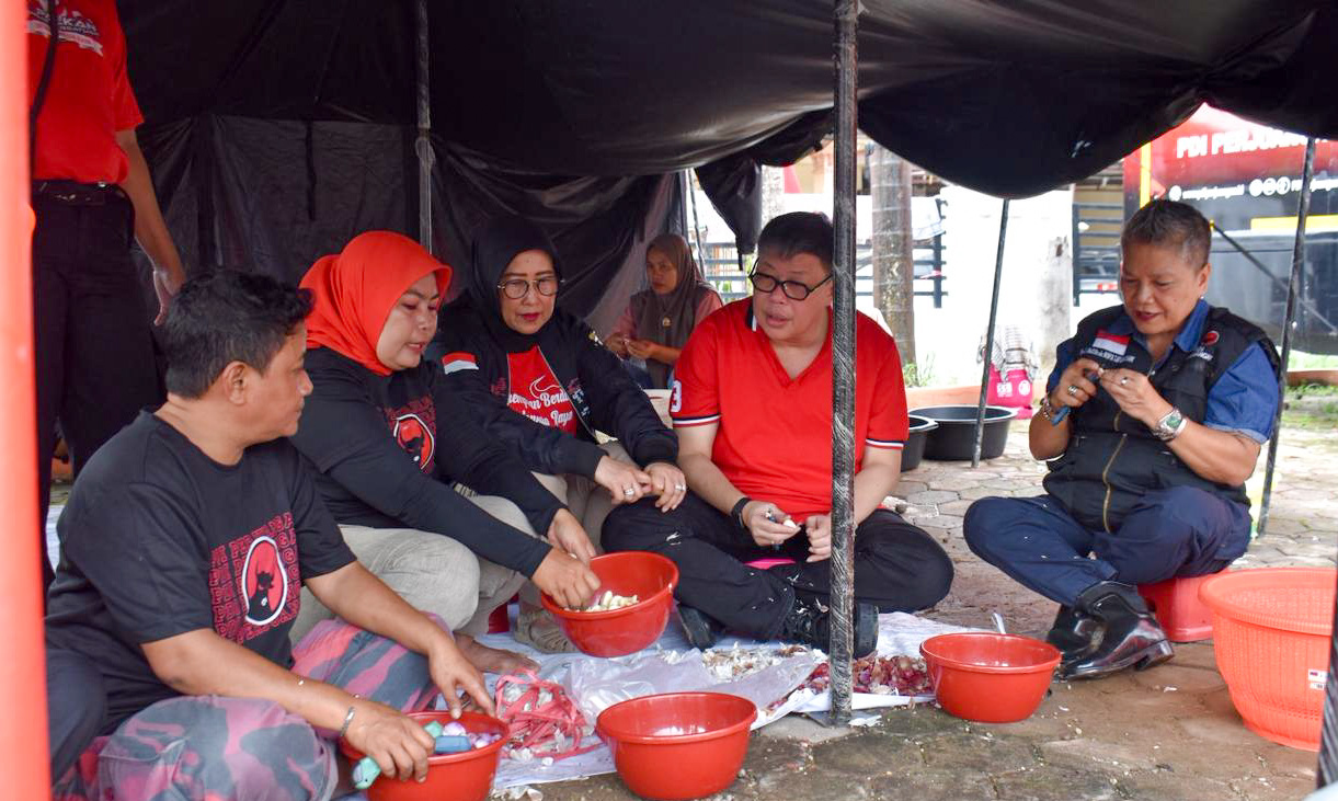 PDIP menugaskan dr Ribka Tjiptaning (kanan) memimpin relawan kesehatan ke Sumbar untuk menangani korban banjir bandang dan longsor di Agam.