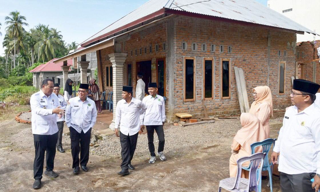 Wali Kota Pariaman Yota Balad meninjau renovasi rumah Program BERANI Kemenag di Desa Kajai dengan bantuan Rp20 juta dari zakat ASN, Sabtu (3/1/2026).