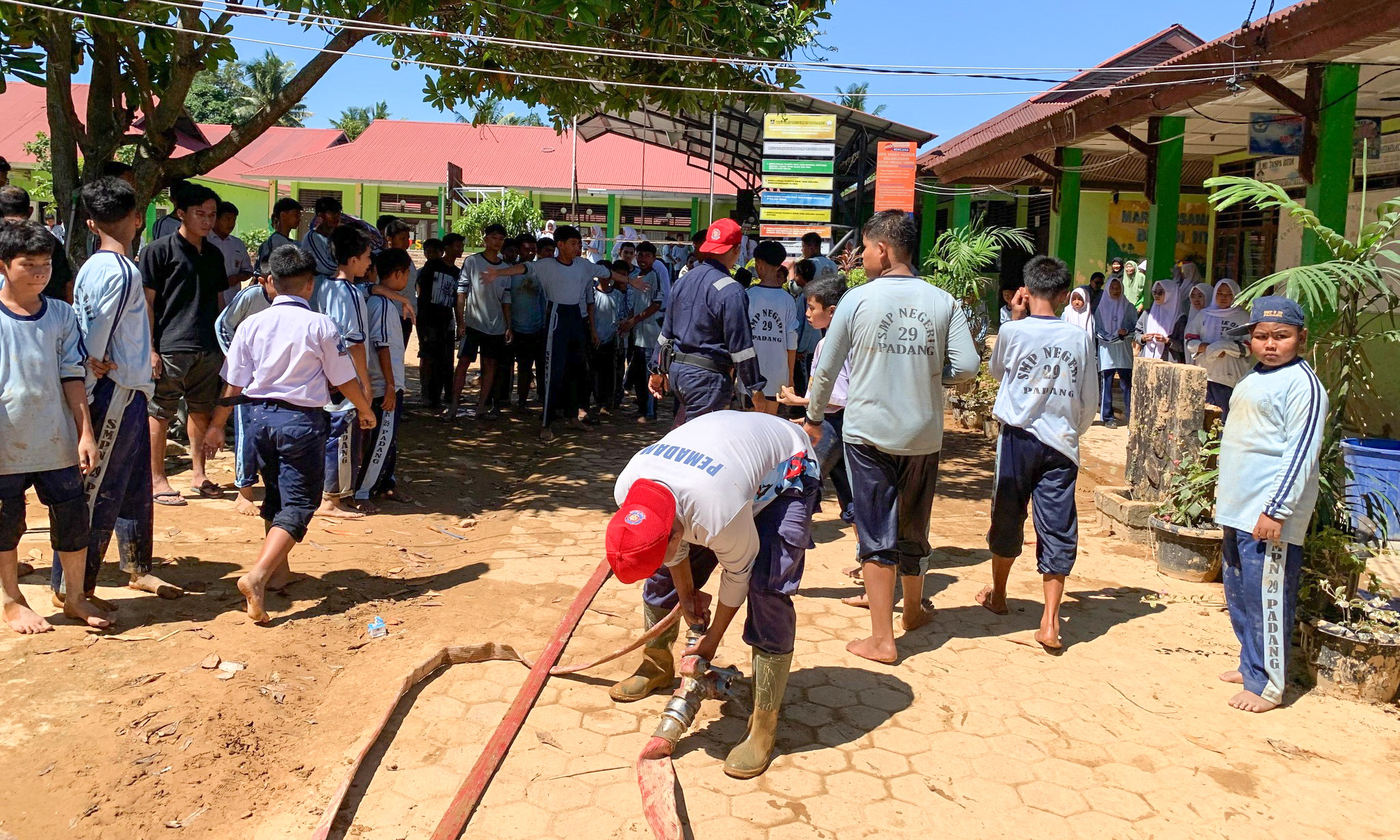 Dinas Pendidikan Padang memastikan sekolah SD dan SMP tetap masuk 5 Januari 2026 meski banjir, dengan dispensasi bagi siswa terdampak. Kondisi SMP 29 Padang saat diterpa banjir bandang, Kamis (27/11).