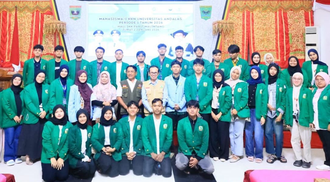 Bupati John Kenedy Azis dan Rektor Unand Yonnedi, bersama mahasiswa Unand yang akan melaksanakan KKN di Padangpariaman. (Aris PG/Padeks)
