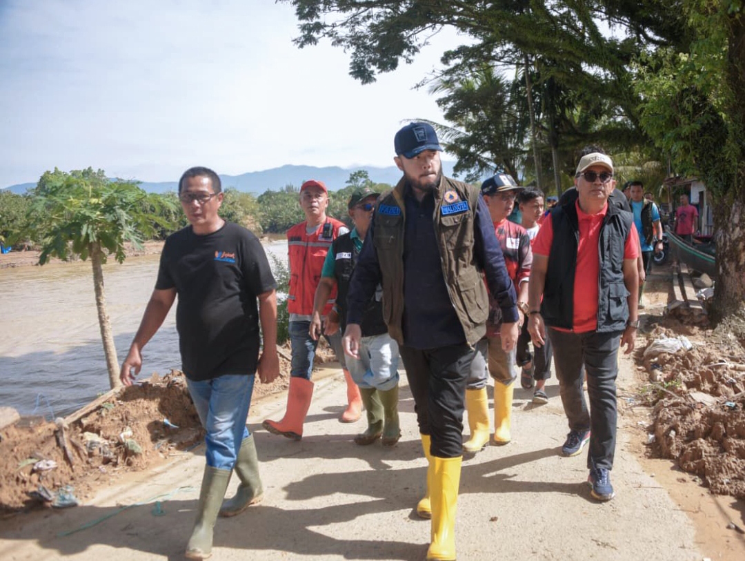 Wali Kota Padang Fadly Amran meninjau langsung Goro warga dan ASN di Kampung Lapai, Minggu (4/1/2026), untuk membersihkan drainase pascabanjir.(Foto: Prokopim)