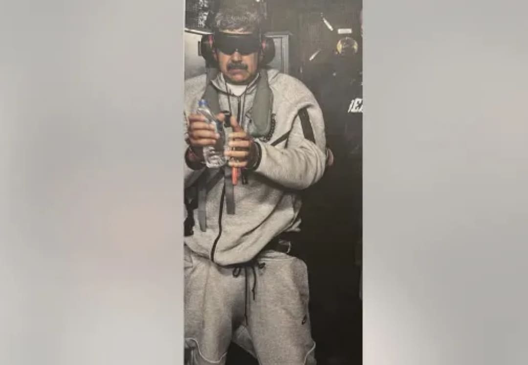 Presiden Venezuela, Nicolas Maduro di atas USS Iwo Jima setelah ditangkap militer AS, dalam perjalanan menuju New York.(Foto: President Donald Trump/Truth Social via Fox News)