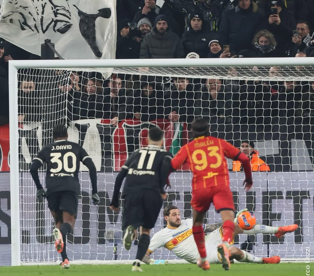 Falcone tampil gemilang di Allianz Stadium, menyelamatkan penalti David dan menjadi MVP saat Lecce menahan imbang Juventus 1-1 di Serie A.(Foto: Instagram/@uslecce)