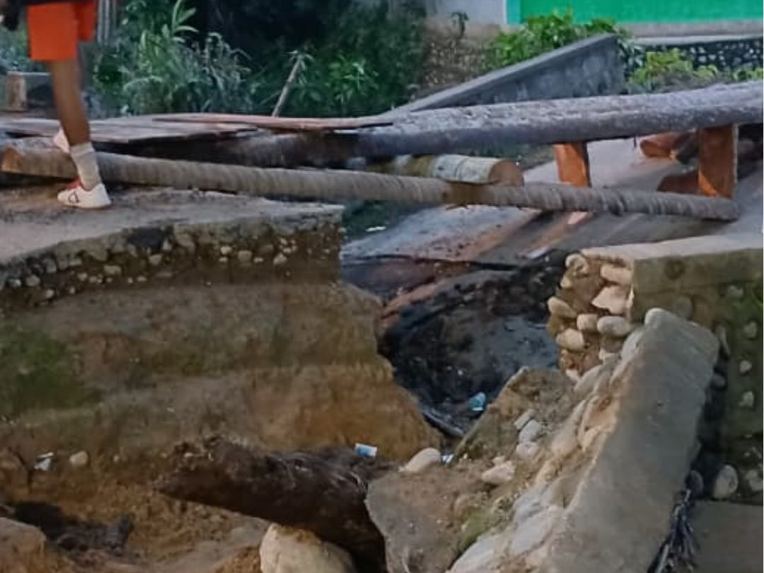 Jembatan Korong Maransi di Padangpariaman putus akibat luapan sungai. Pemkab pastikan pembangunan kembali secara permanen pada tahun anggaran 2026.