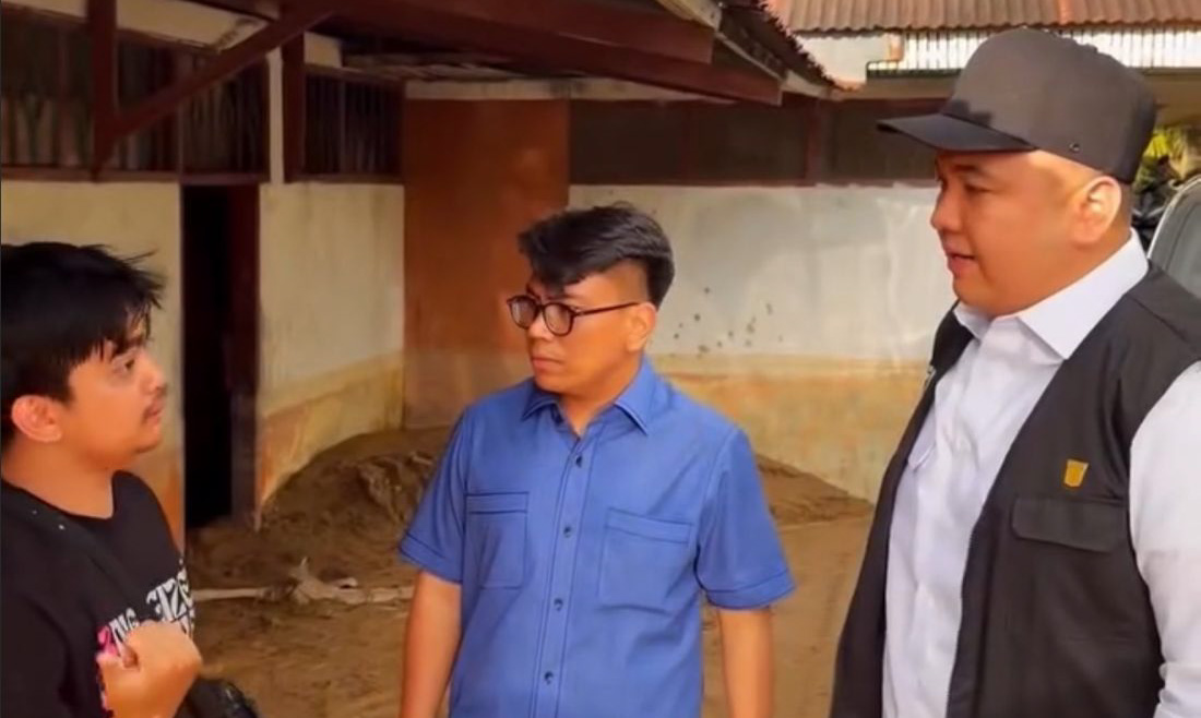 Ketua Fraksi Nasdem Padang, Argi Putra Finalo bersama Wakil Anggota DPRD Sumbar, Nanda Satria saat meninjau bencana pascabanjir di Tabing Gadang, Nanggalo, Kota Padang.