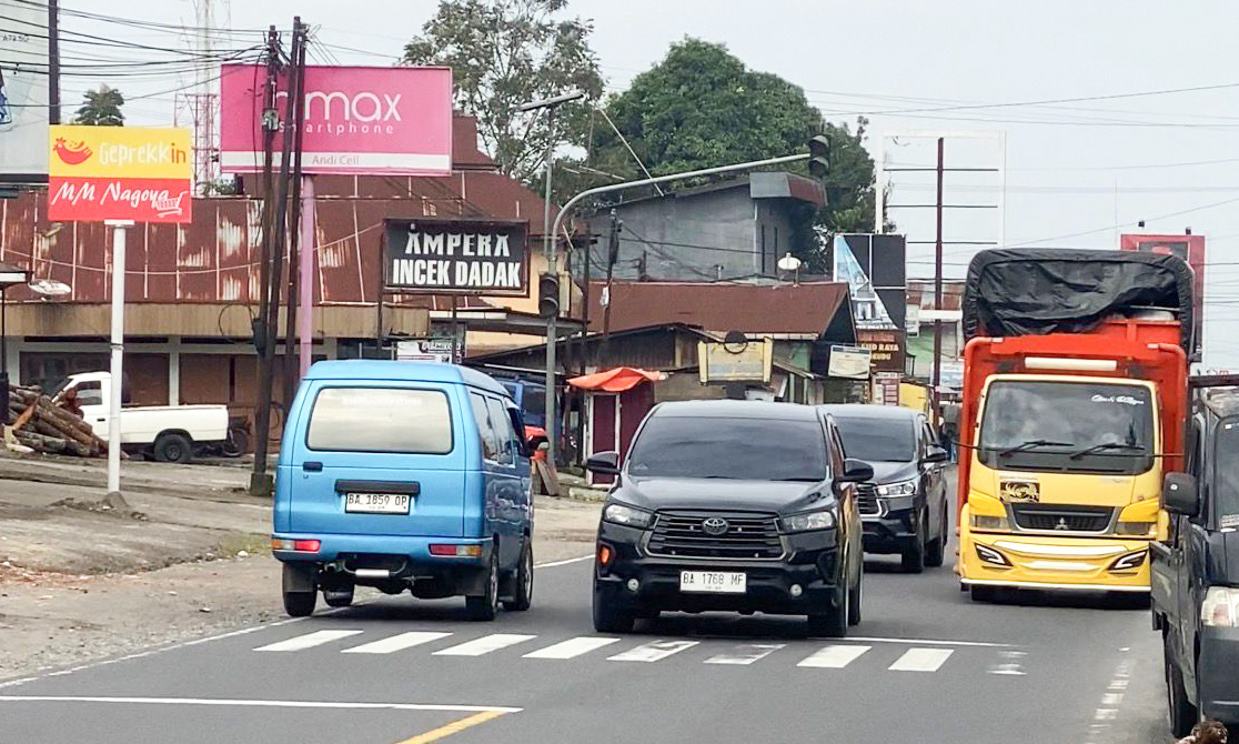 Jelang masuk sekolah Senin 5 Januari 2026, volume lalu lintas Payakumbuh&ndash;Bukittinggi meningkat. Arus kendaraan terpantau padat di Pasar Baso, Agam.