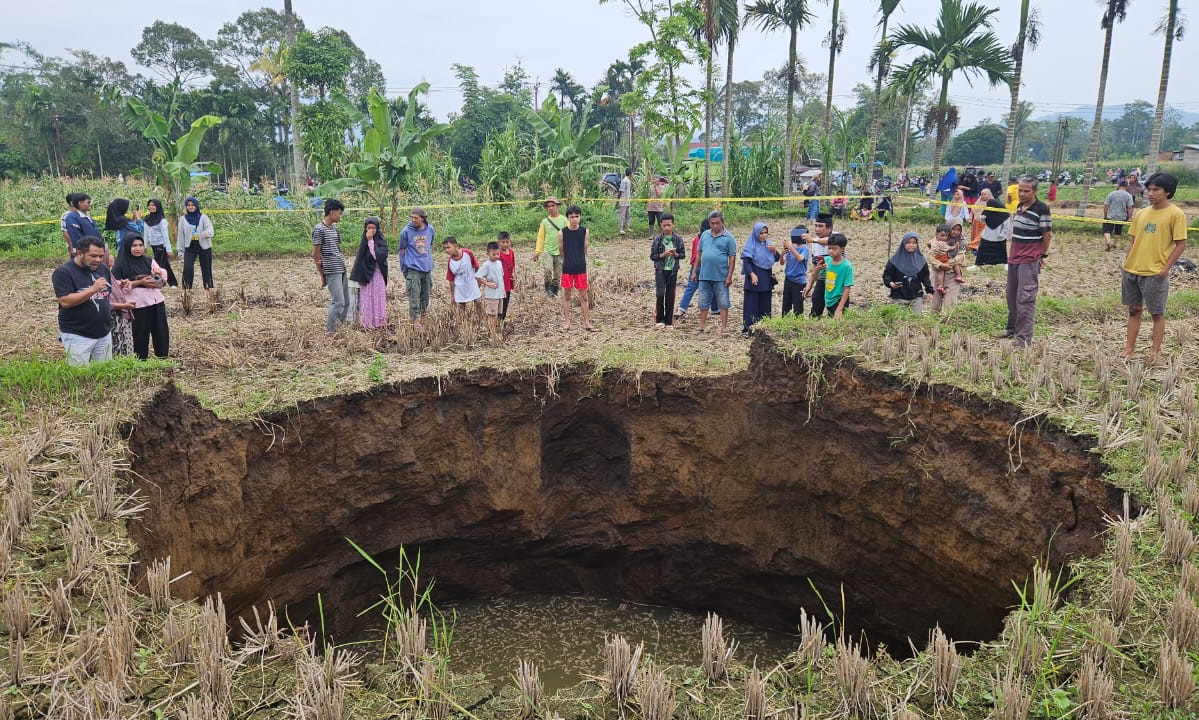 Tanah amblas terjadi di Jorong Tepi, Nagari Situjuah Batua, Limapuluh Kota. Lubang sawah melebar hingga 20 meter, polisi pasang garis pengaman.