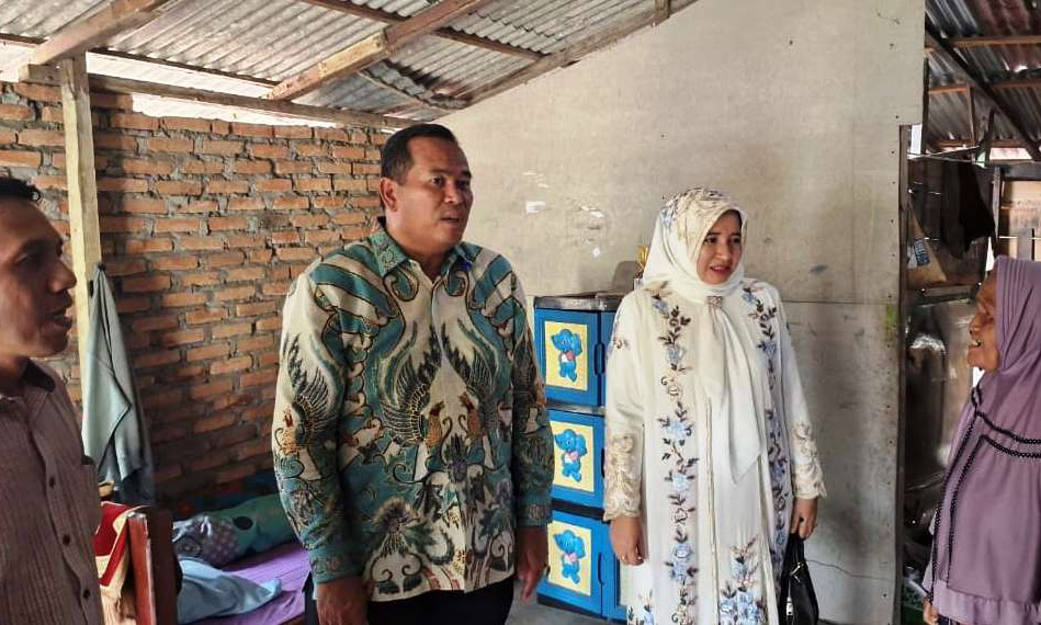 Wali Kota Pariaman Yota Balad dan istri, meninjau rumah tidak layak huni di Ampalu dan Kampung Baru serta menyalurkan bantuan dan program bedah rumah.