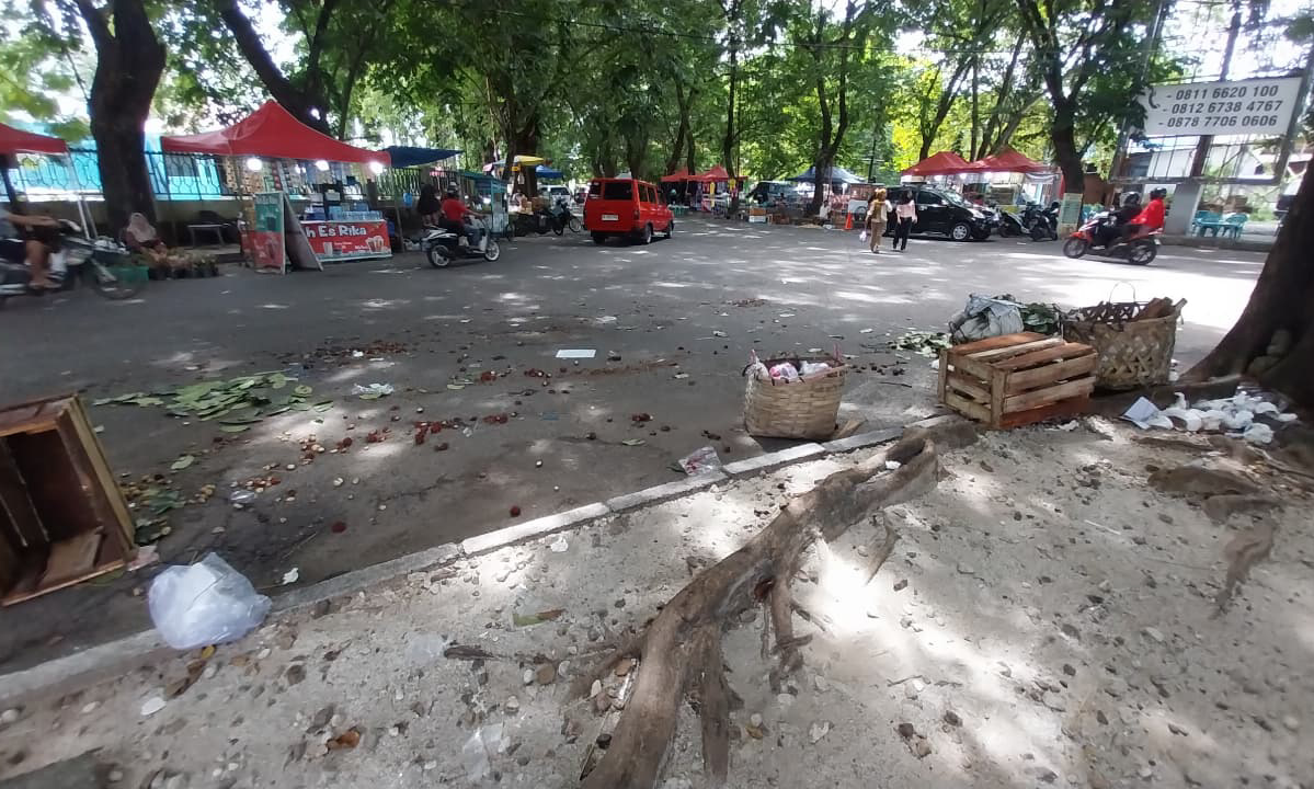 Sampah berserakan di kawasan GOR Haji Agus Salim Padang, Minggu (04/01/2026). (Foto: Mengki Kurniawan/Padeks)