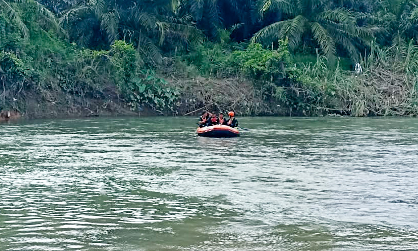 Seorang pelajar 13 tahun dilaporkan hanyut di Sungai Batang Sikerbau Pasaman Barat. Hingga Minggu sore, korban belum ditemukan.