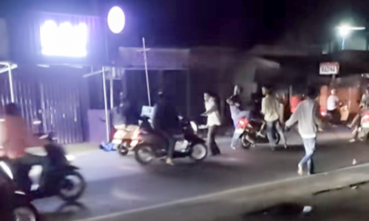 Polisi memastikan video viral diduga tawuran remaja di depan Masjid Nurul Iman Kota Solok hanya aktivitas kumpul-kumpul tanpa bentrokan. (Foto: Screenshoot FB Jho)