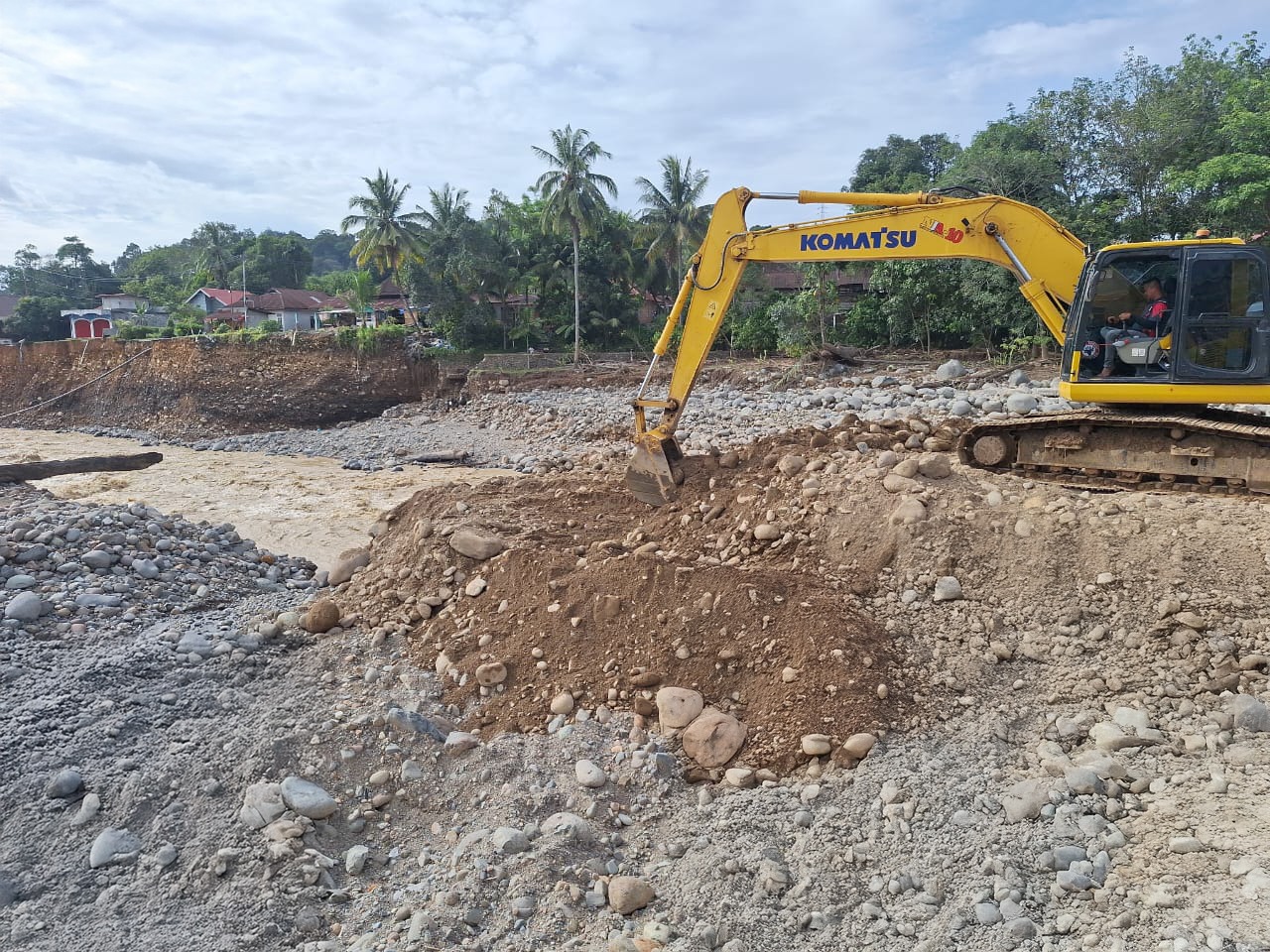 PT Semen Padang mengerahkan satu unit ekskavator ke Gunung Nago, Pauh, Kota Padang, untuk menangani abrasi dan banjir di Sungai Batang Kuranji.