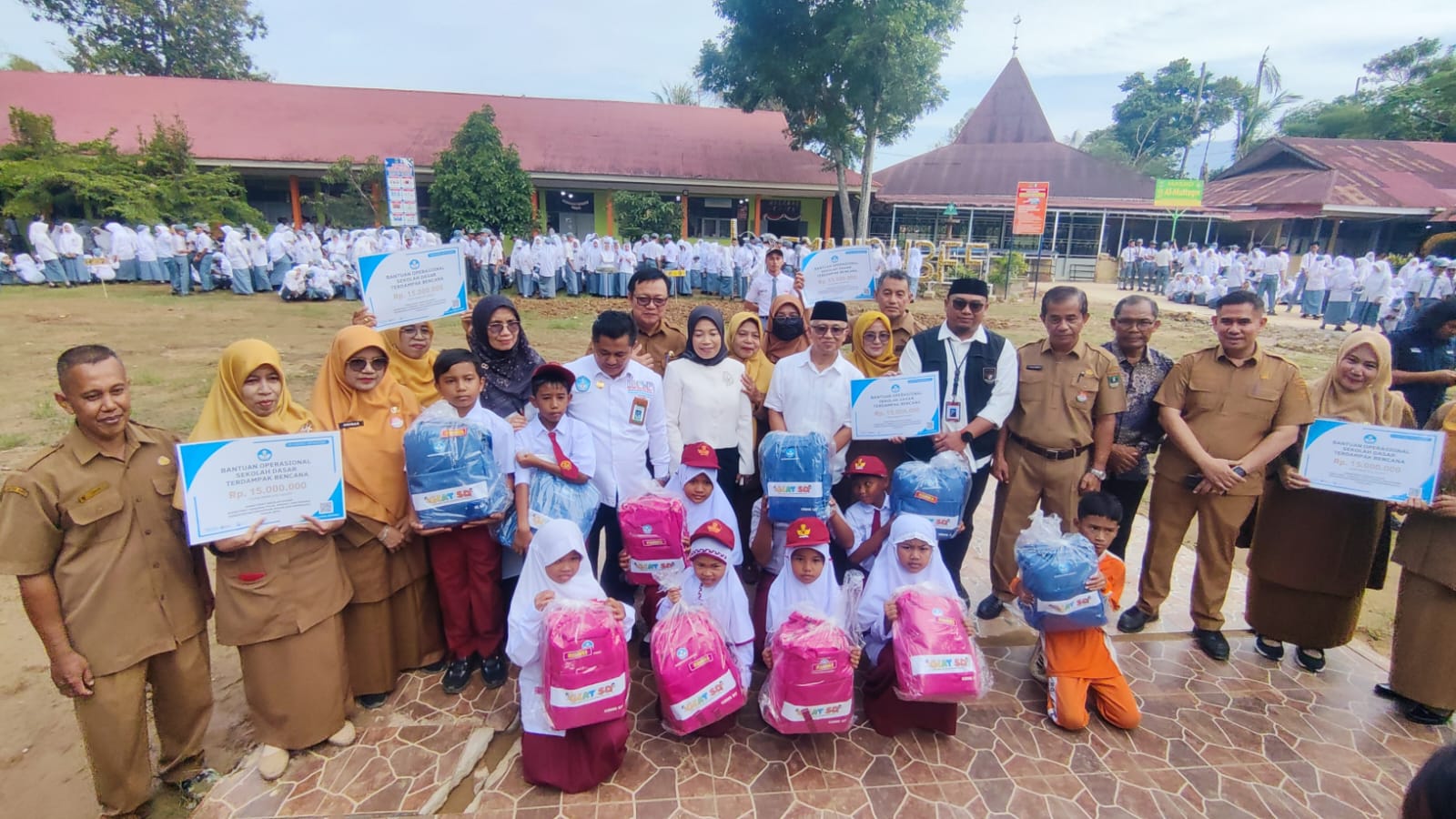 Wamendikdasmen Atip Latipulhayat di SMAN 12 Padang, memastikan pembelajaran berjalan dan sekolah rusak berat diprioritaskan revitalisasi 2026.