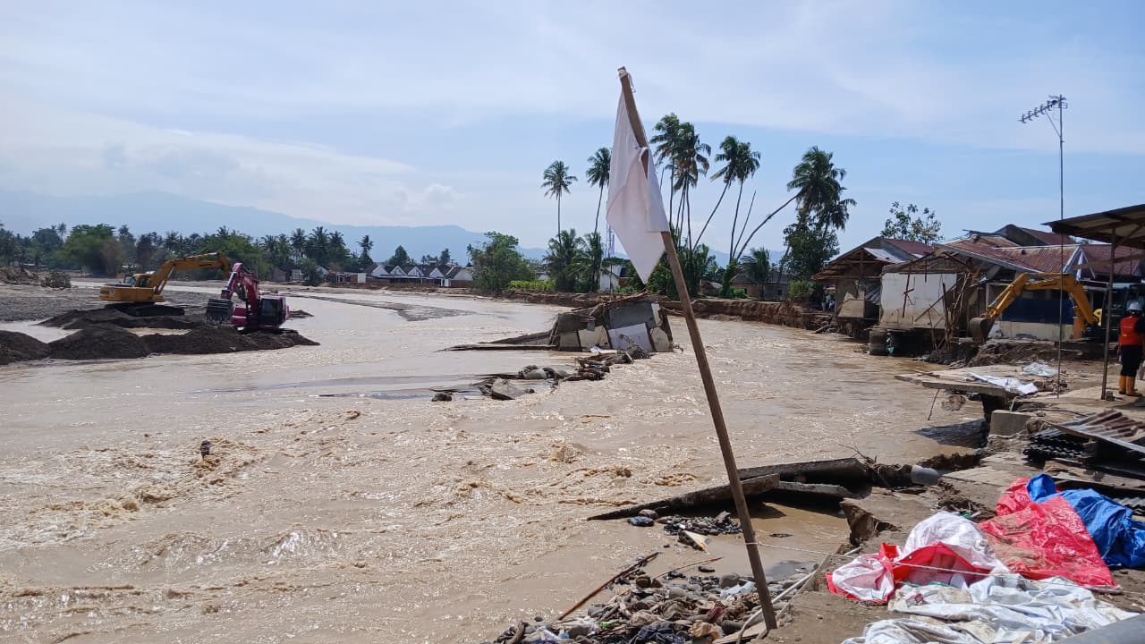 Warga di Kelurahan Tabing Banda Gadang, Kecamatan Nanggalo memasang bendera putih di aliran sungai.