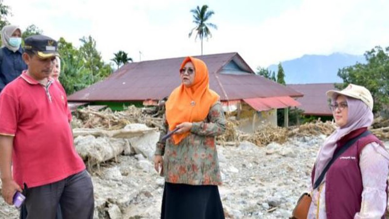 Ketua IDI Agam, Valencia, meninjau kondisi di Agam, pascabencana.