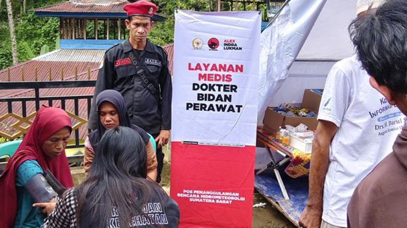 Tim Kesehatan DPP PDIP menembus Kampung Ngalau Gadang, Pesisir Selatan, hari ke-38 bencana Sumbar untuk layanan medis warga terisolasi.