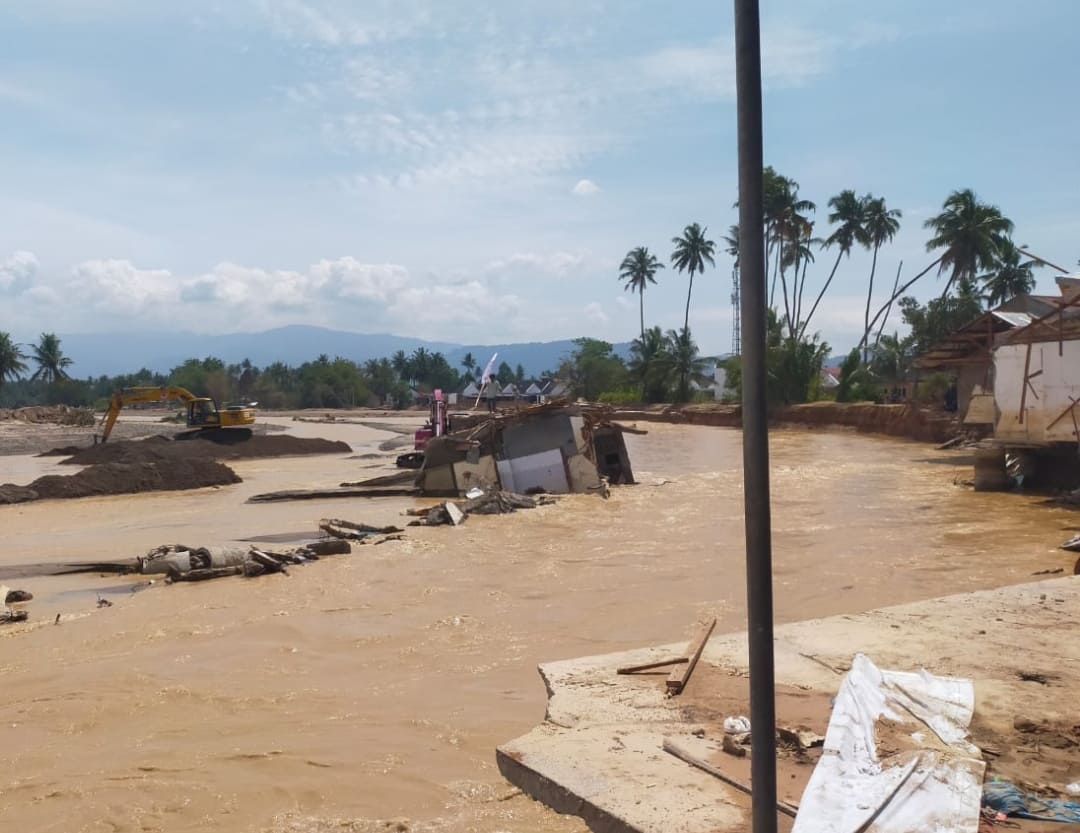 Pendangkalan sungai pascabanjir bandang di Tabing Banda Gadang, Nanggalo, Padang.(Foto: Amrizal)
