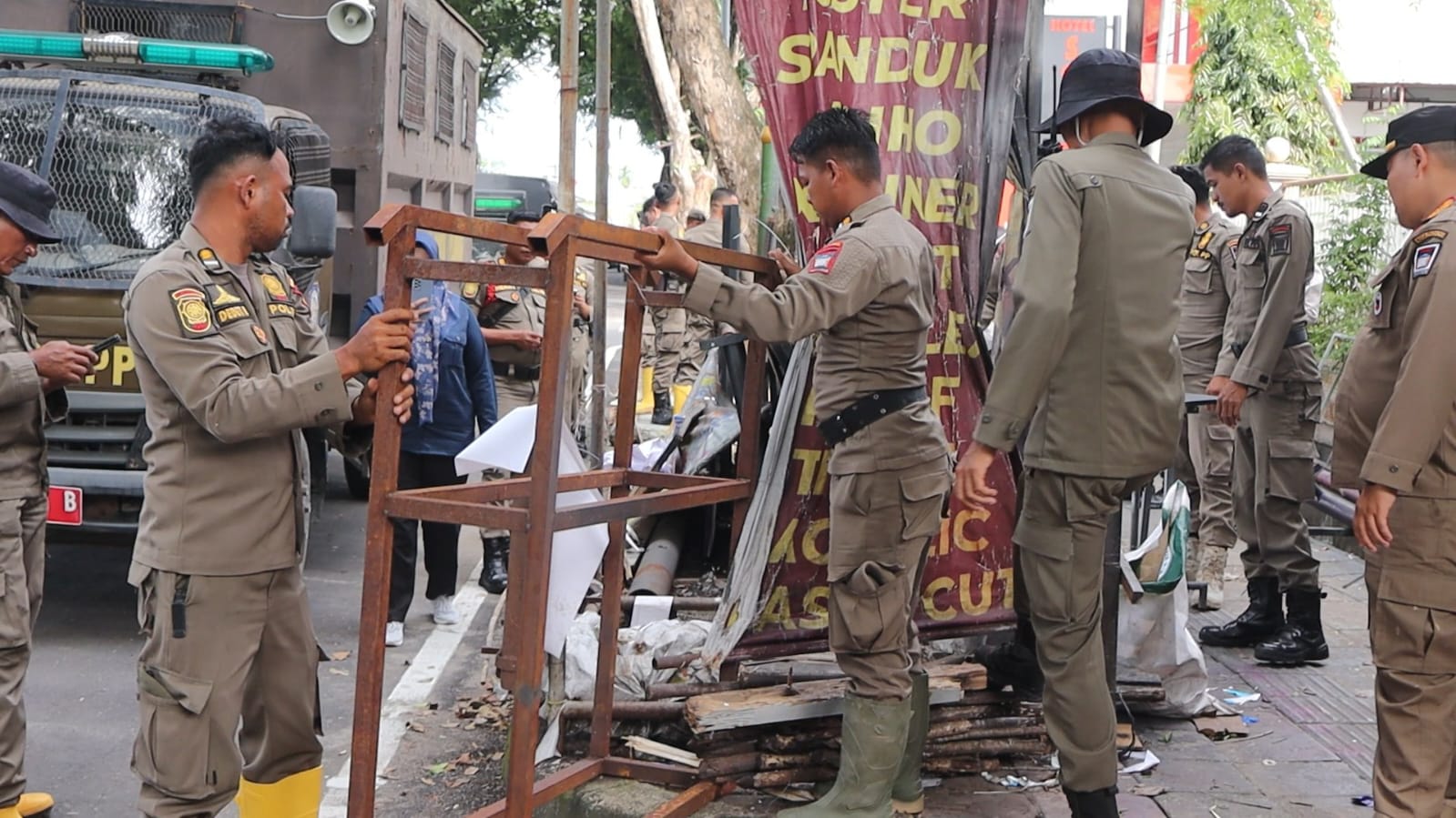 Satpol PP Kota Padang menggelar patroli penertiban PKL, gepeng, dan pungutan liar di jalur protokol, Minggu (4/1/2026).