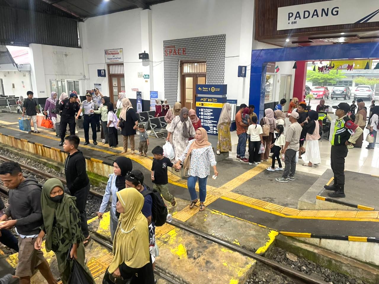 Suasana di Stasiun Padang, Simpang Haru, Kecamatan Padang Timur.