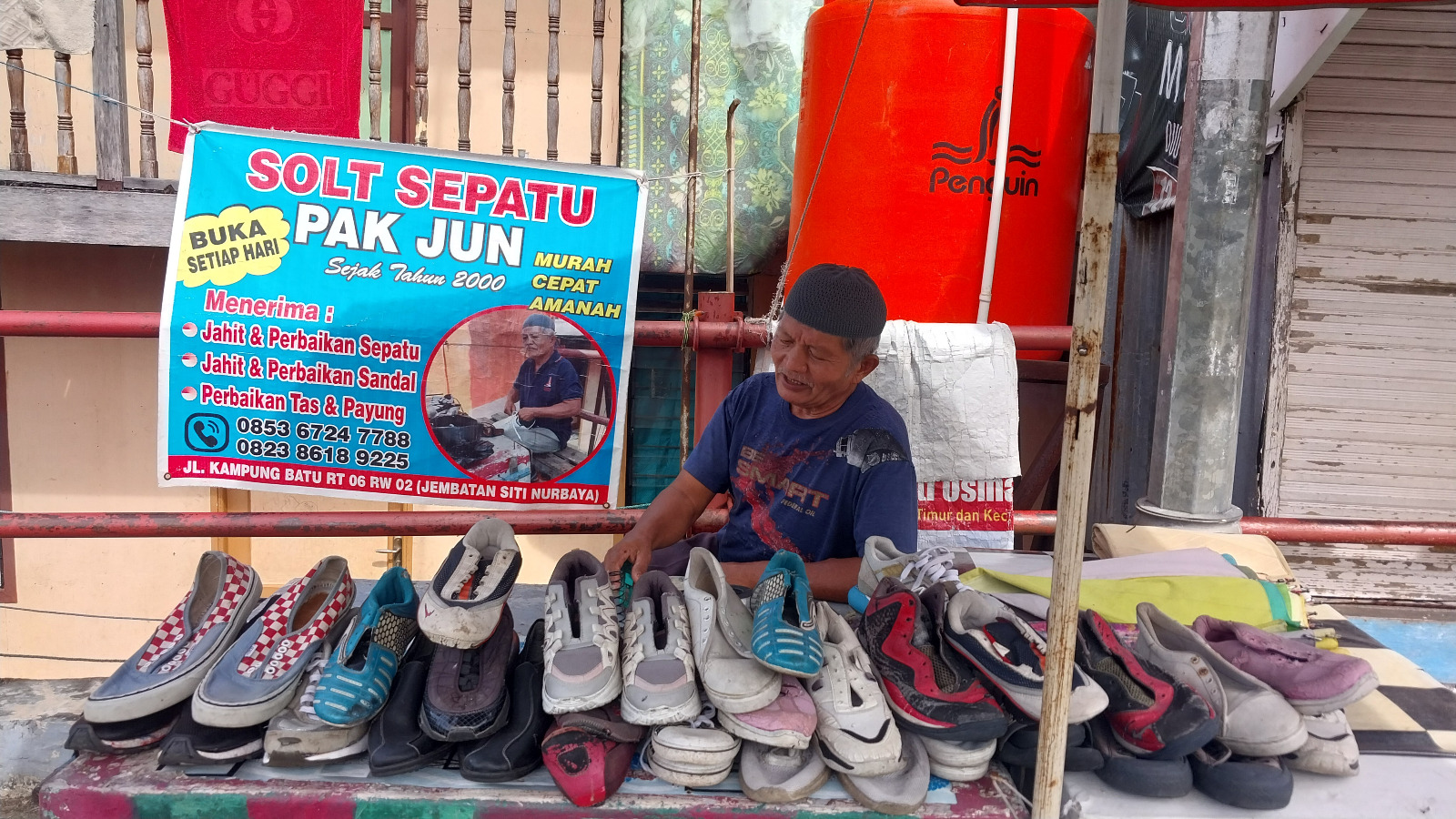 Zulkarnain, tukang sol sepatu di Taman Siti Nurbaya, saat menunggu pelanggan.