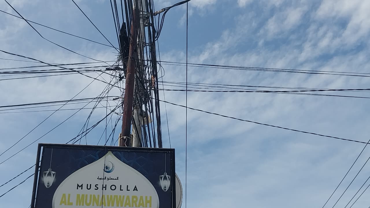 Kabel-kabel saling melilit dan menggantung rendah di sepanjang Jalan Dr. Moh Hatta, Jalan Andalas, hingga Jalan Bypass.