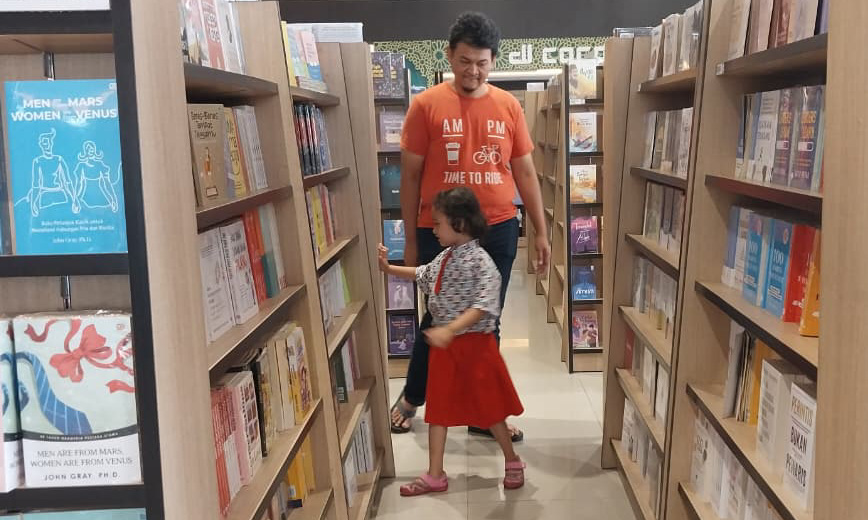 Gramedia tempat menanamkan rasa cinta buku pada anak sejak dini, Senin (05/01/2026). (Foto: Mengki Kurniawan/Padeks)