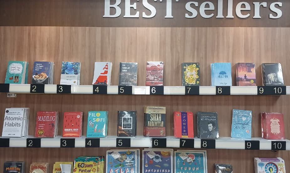 Beberapa buku best seller yang menghiasi rak di Gramedia Padang, Senin (05/01/2026). (Foto: Mengki Kurniawan/Padeks)