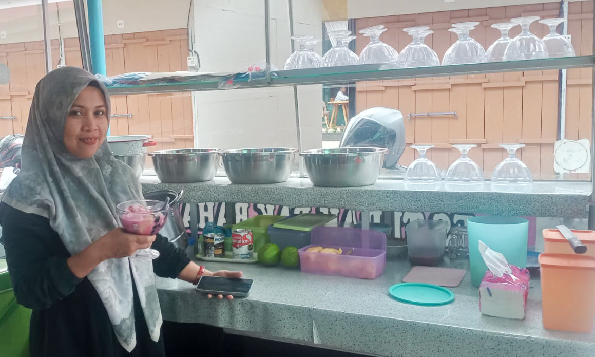 Reni, generasi ketiga Es Tebak Pak Bahar yang kini melanjutkan usaha keluarga. (Foto: Irfan/Padeks)