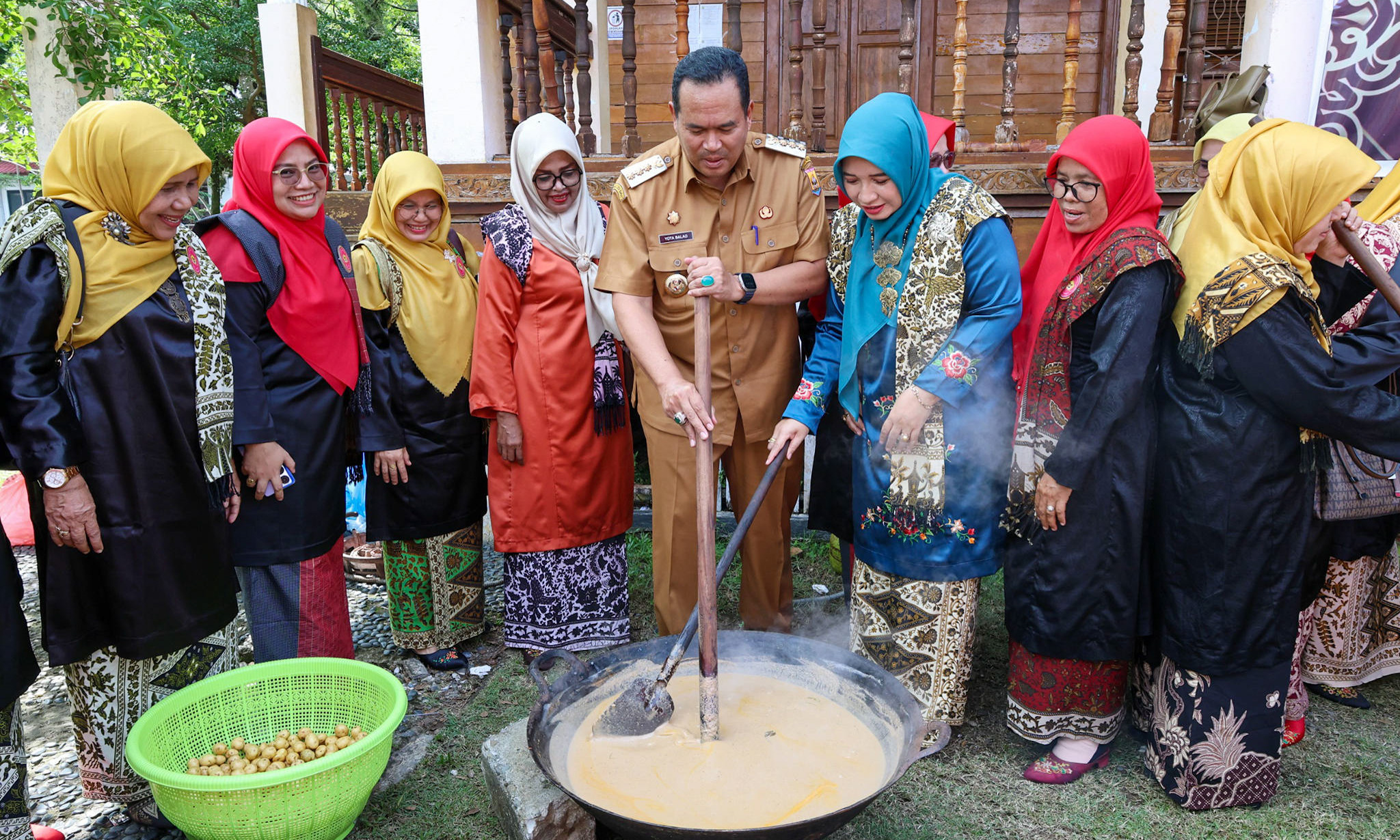 Wako Yota Balad hadiri Marandang Peduli Bencana Sumbar yang digelar Bundo Kanduang se-Kota Pariaman, dan menyalurkan 40 kg rendang bagi warga terdampak bencana, Senin (5/1/2026).