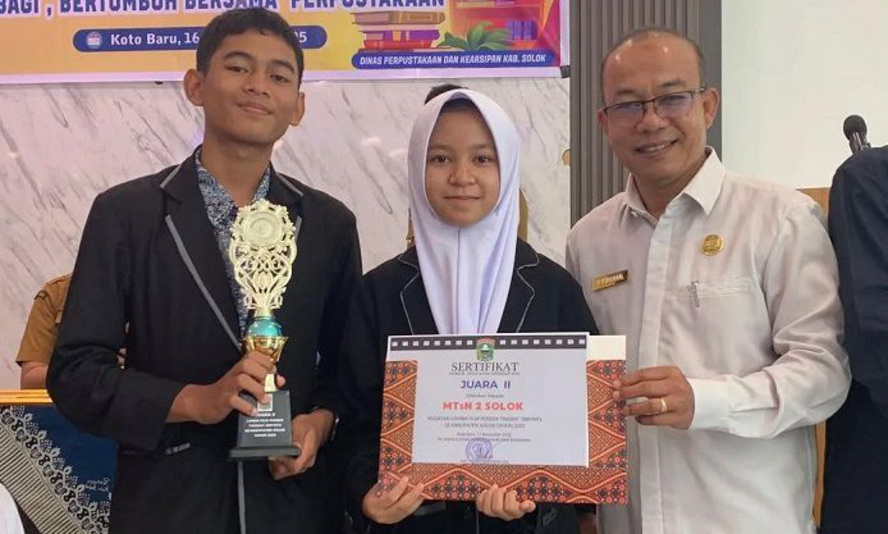 Ahsanul Zikra, Ketua OSIM MTsN 2 Solok, sukses melahirkan film pendek Rantang Kecil yang meraih prestasi di festival pelajar Kabupaten Solok 2025.