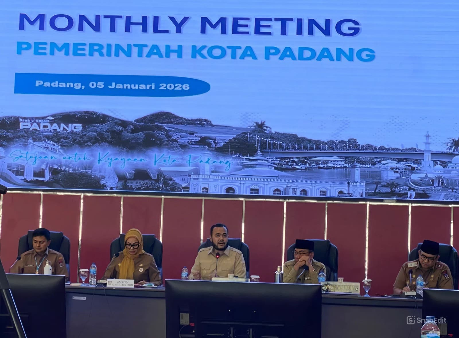 Wali Kota Padang, Fadly Amran, memimpin Rapat Bulanan Pemko Padang untuk rencana penetapan zonasi rawan bencana dan strategi mitigasi risiko.(Foto: Prokopim)