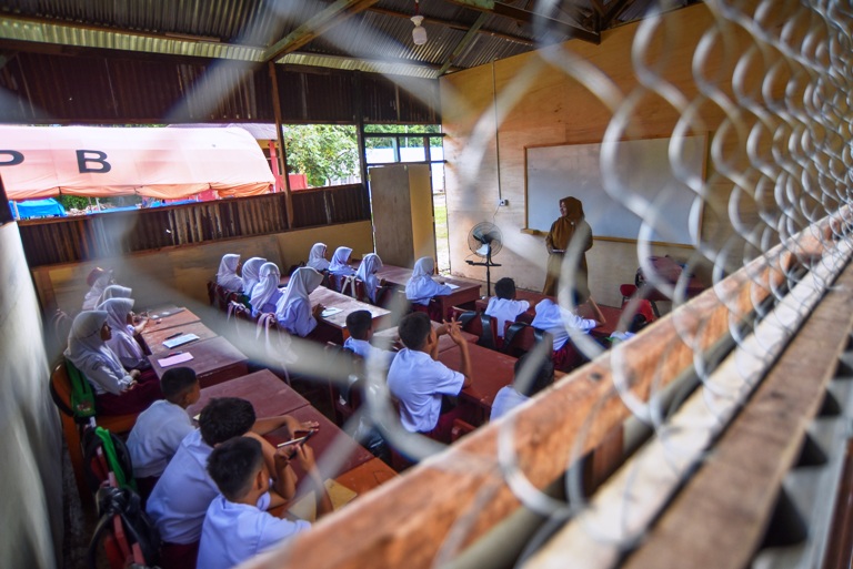 SEKOLAH DARURAT: Sejumlah siswa SDN 05 Batanganai, Kabupaten Padangpariaman, mengikuti kegiatan belajar pada hari pertama sekolah di kelas darurat, Senin (5/1).